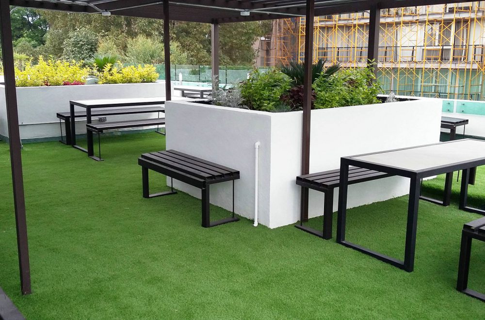 LAY ARTIFICIAL GRASS FOR OUTDOOR RELAXING SPACE