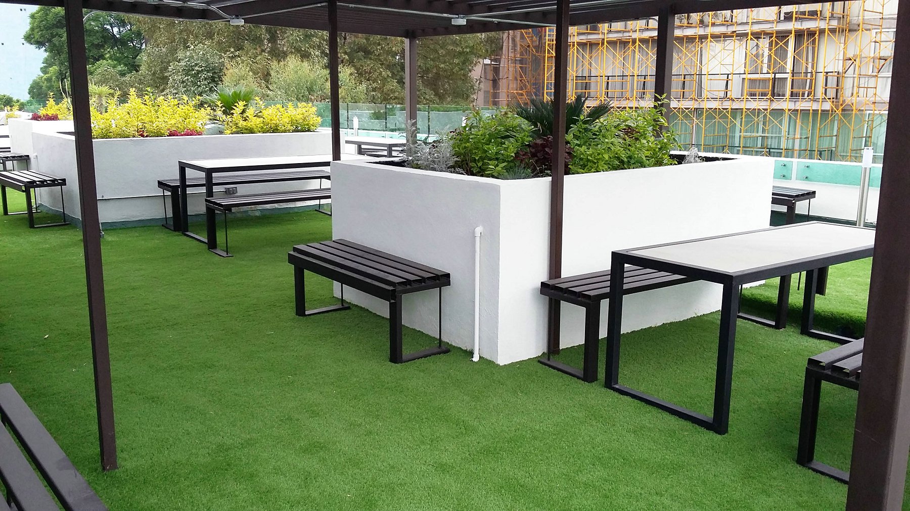 LAY ARTIFICIAL GRASS FOR OUTDOOR RELAXING SPACE 