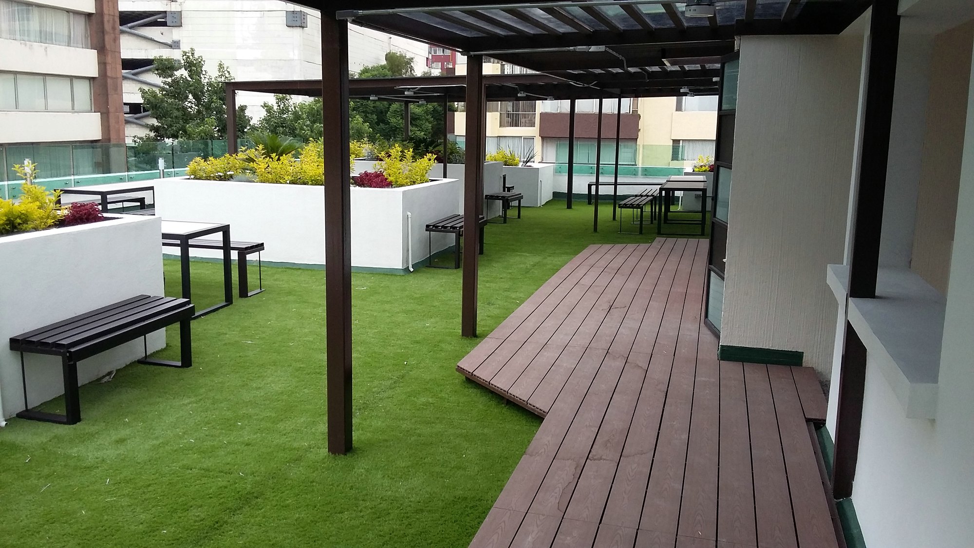 EASY ARTIFICIAL GRASS DECORATION FOR OUTDOOR SPACES