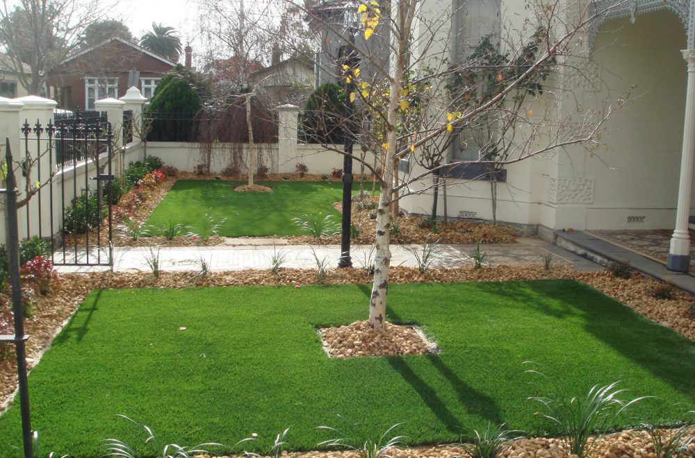 EYE-CATCHING GARDEN WITH ARTIFICIAL GRASS