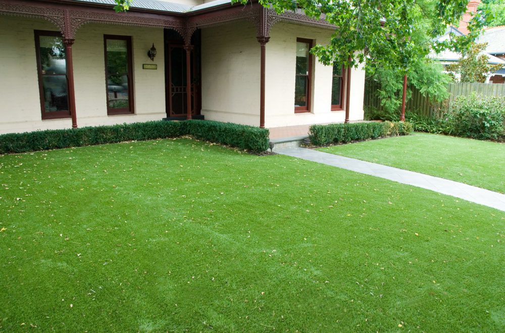 EASILY HANDLE ARTIFICIAL GRASS FOR BACKYARD DECORATION