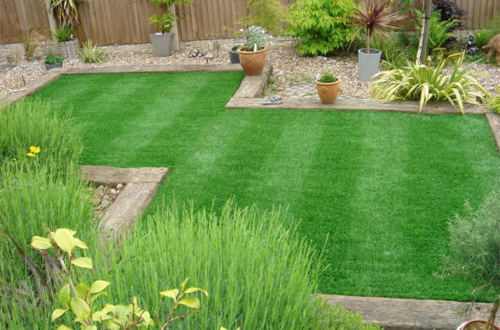 LIGHTEN UP YOUR GARDEN WITH ARTIFICIAL GRASS