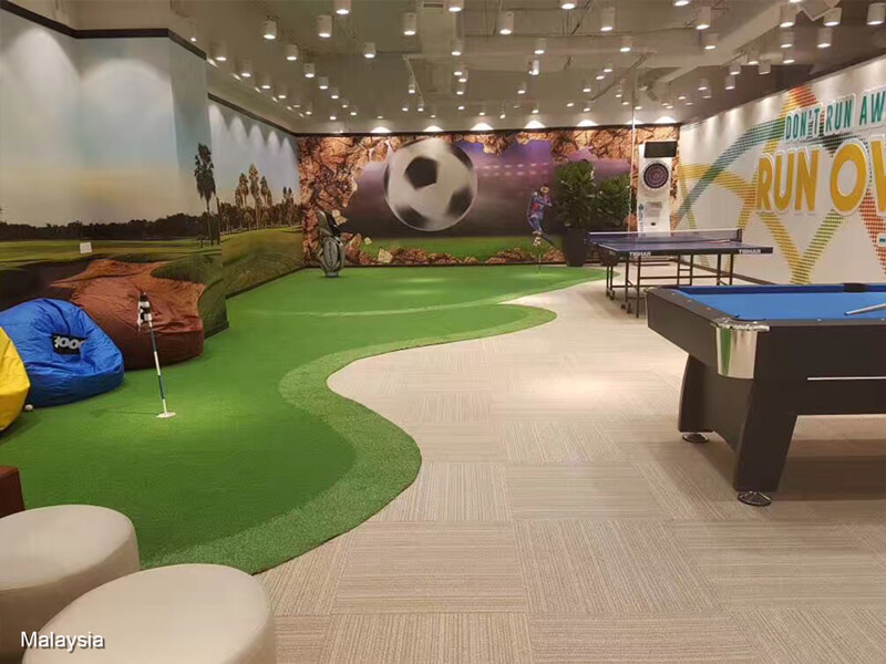 Artificial putting green for commercial areas