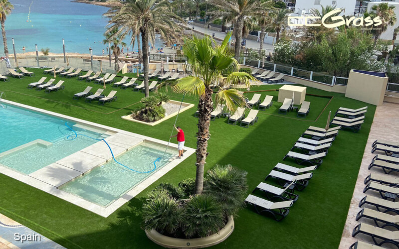 Exquisite artificial grass landscape in a hotel's pool area